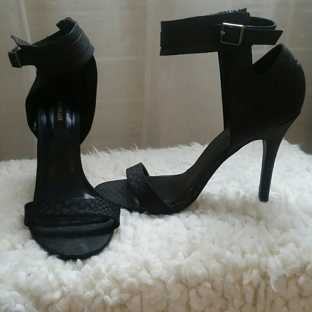 BLACK HEELS